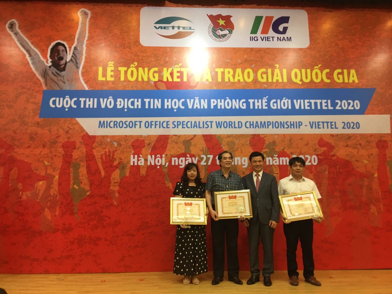 Thầy Đỗ Tiến Hùng, Phó giám đốc Sở Giáo dục và Đào tạo cùng cô Nguyễn Thị Thu Hiền nhận giải.