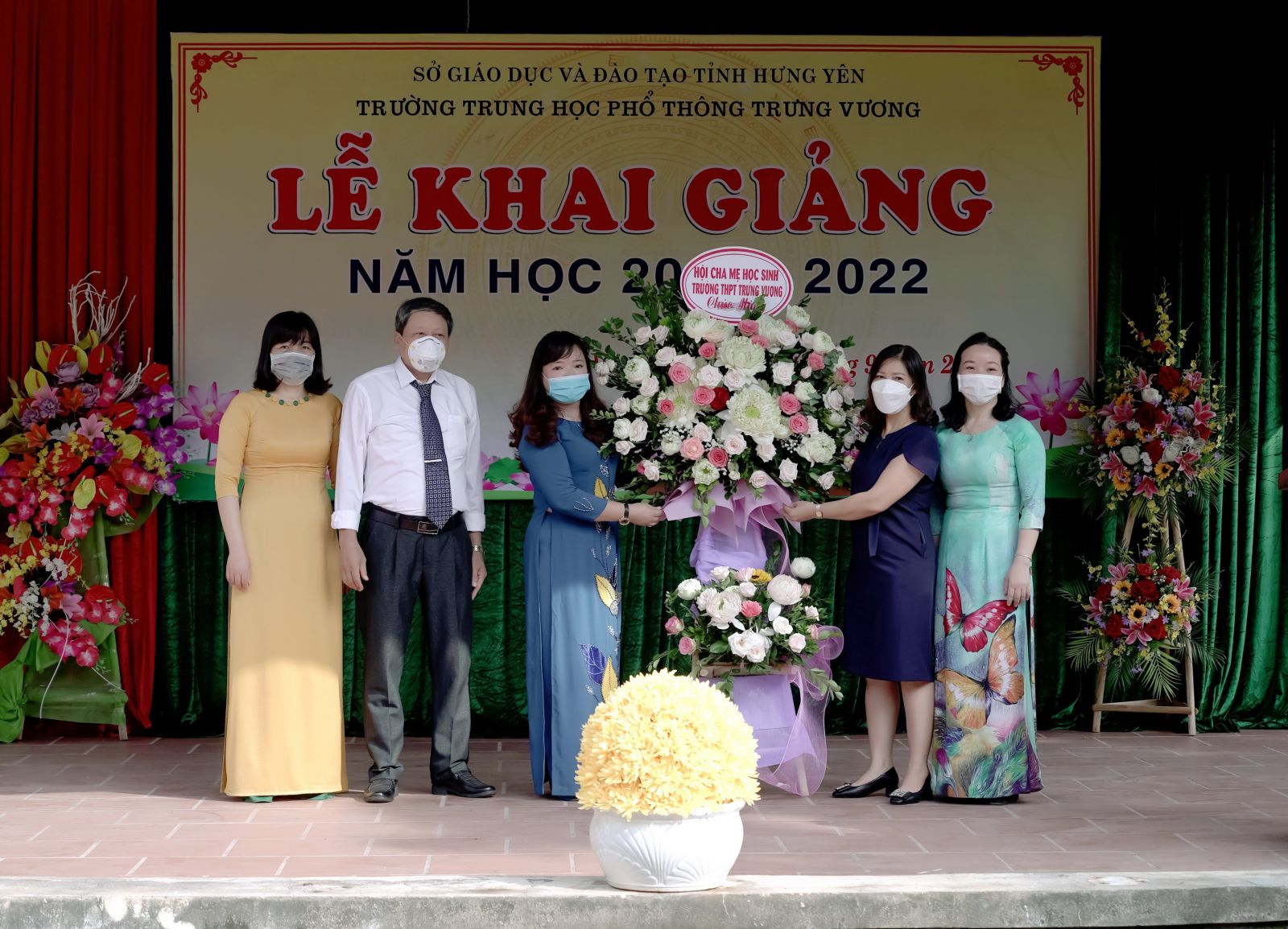 Hội cha mẹ học sinh có lẵng hoa tươi thắm tặng nhà trường