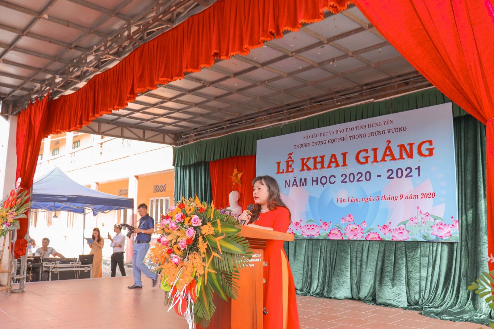 Cô Nguyễn Thị Thu Hiền- Bí thư chi bộ, Hiệu trưởng nhà trường đọc thư của Chủ tịch nước.
