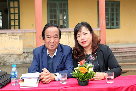 Trường THPT Trưng Vương tổ chức giao lưu với CLB các nghệ sĩ thương binh, cựu chiến binh thủ đô Hà Nội. Tọa đàm kĩ năng sống cho học sinh với GS.TS. Nguyễn Lân Dũng