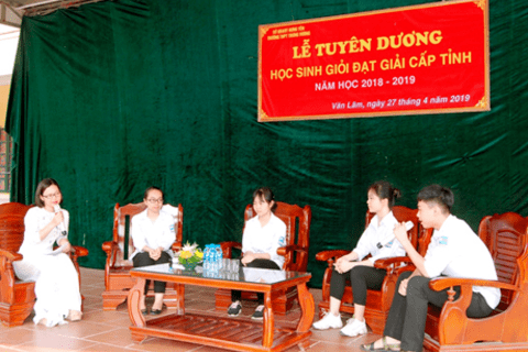 Lễ tuyên dương khen thưởng học sinh giỏi cấp tỉnh.