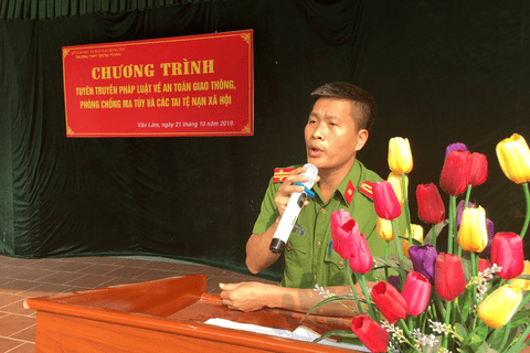 TRƯỜNG THPT TRƯNG VƯƠNG: TỔ CHỨC TUYÊN TRUYỀN PHÁP LUẬT VỀ AN TOÀN GIAO THÔNG, PHÒNG CHỐNG MA TÚY VÀ CÁC TAI TỆ NẠN XÃ HỘI