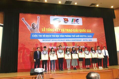 HỌC SINH TRƯỜNG THPT TRƯNG VƯƠNG NHẬN GIẢI TIN HỌC VĂN PHÒNG THẾ GIỚI