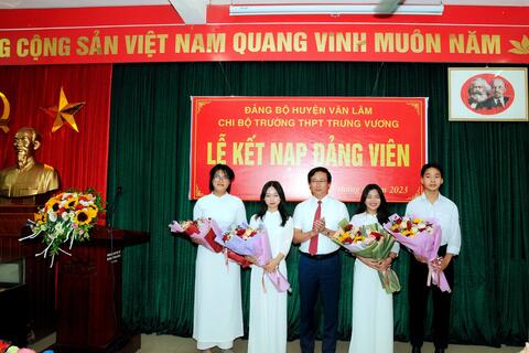 CHI BỘ TRƯỜNG THPT TRƯNG VƯƠNG TỔ CHỨC LỄ KẾT NẠP ĐẢNG VIÊN