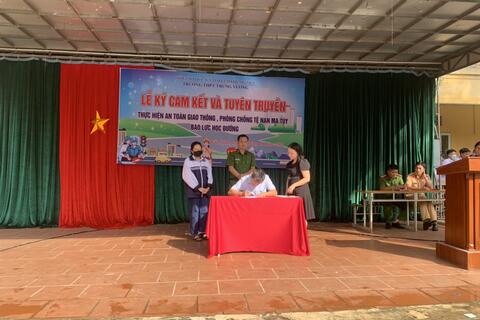 TRƯỜNG THPT TRƯNG VƯƠNG: TỔ CHỨC TUYÊN TRUYỀN PHÁP LUẬT VỀ AN TOÀN GIAO THÔNG, PHÒNG CHỐNG MA TÚY VÀ BẠO LỰC HỌC ĐƯỜNG