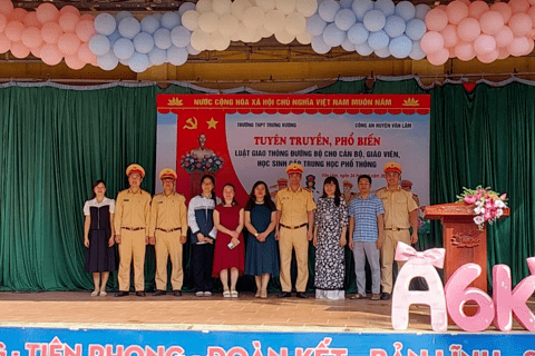 TUYÊN TRUYỀN, PHỔ BIẾN LUẬT GIAO THÔNG ĐƯỜNG BỘ CHO CÁN BỘ GIÁO VIÊN VÀ HỌC SINH TRƯỜNG THPT TRƯNG VƯƠNG