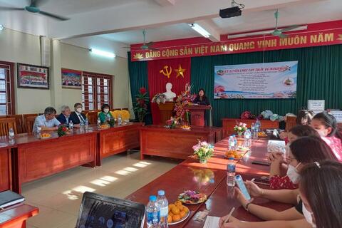 LƯU LUYẾN CHIA TAY THẦY TÔ MINH HẢI NGUYÊN PHÓ BÍ THƯ CHI BỘ, PHÓ HIỆU TRƯỞNG TRƯỜNG THPT TRƯNG VƯƠNG
