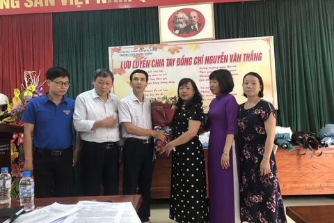 Chia tay thầy giáo Nguyễn Văn Thắng về hưởng chế độ hưu trí.
