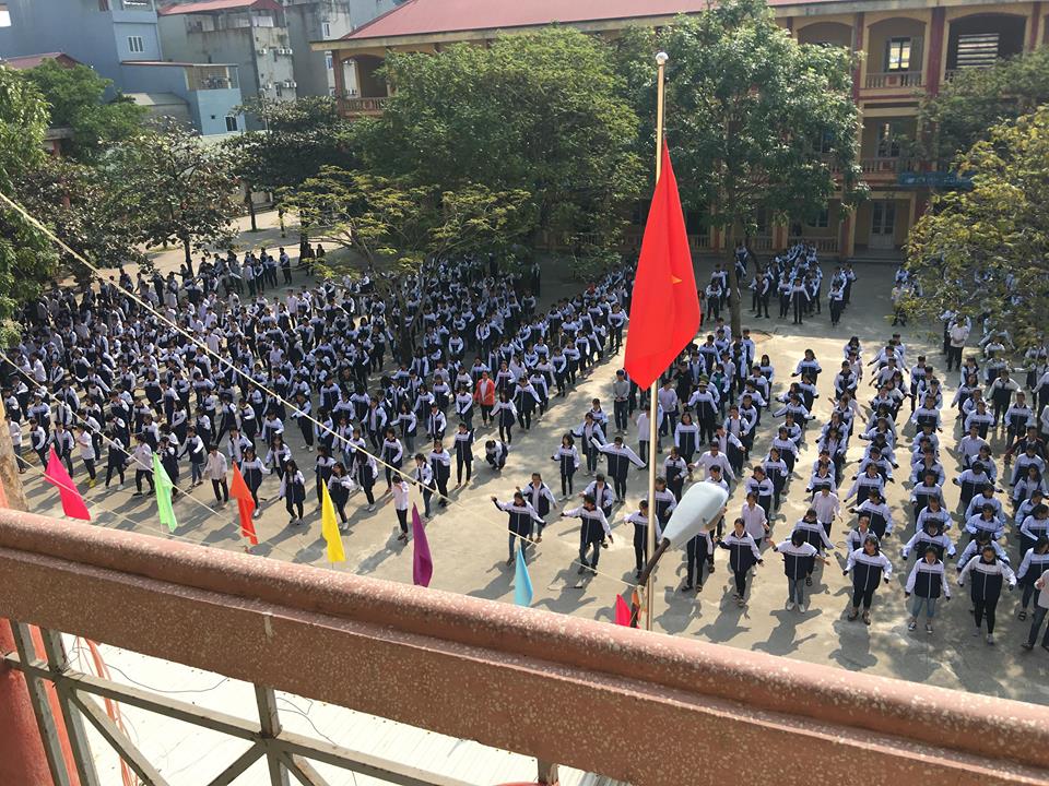 Hoạt động thể dục giữa giờ của học sinh toàn trường