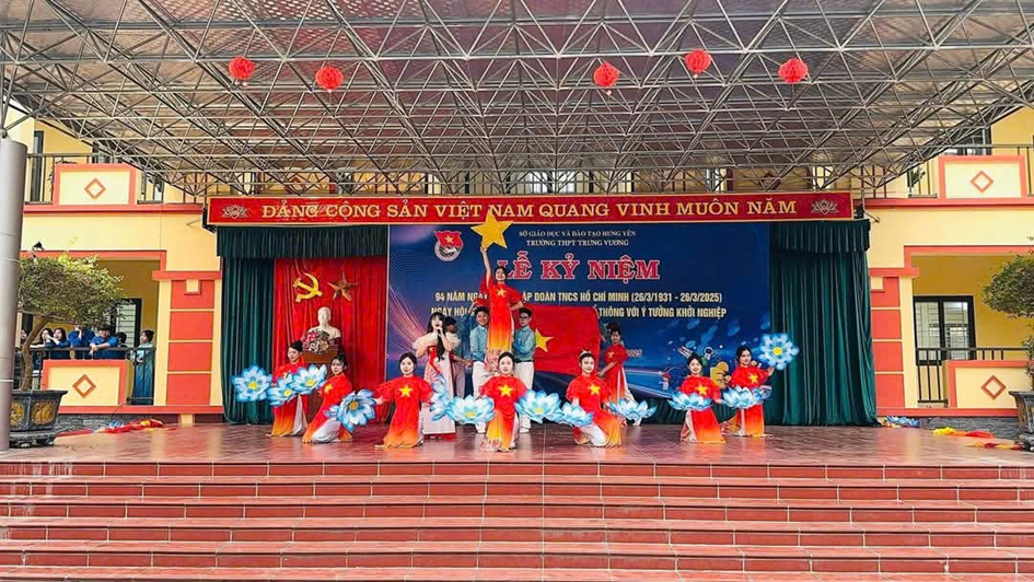 TRƯỜNG THPT TRƯNG VƯƠNG TỔ CHỨC THÀNH CÔNG LỄ KỈ NIỆM 94 NĂM NGÀY THÀNH LẬP ĐOÀN TNCS HỒ CHÍ MINH VÀ NGÀY HỘI STEM, KHỞI NGHIỆP NĂM HỌC 2024 - 2025