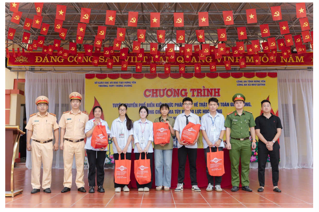 <a href='https://c3trungvuong.hungyen.edu.vn/tin-tuc/cong-an-xa-nhu-quynh-tuyen-truyen-phap-luat-ve-an-toan-giao-thong-phong-chong-toi-pham-te-nan-ma-tuy-va-bao-luc-hoc-duong-tai-truong-thpt-trung-vuong.html'>Công an xã Như Quỳnh tuyên truyền pháp luật về an toàn giao thông, phòng chống tội phạm, tệ nạn ma túy và bạo lực học đường tại Trường THPT Trưng Vương</a>